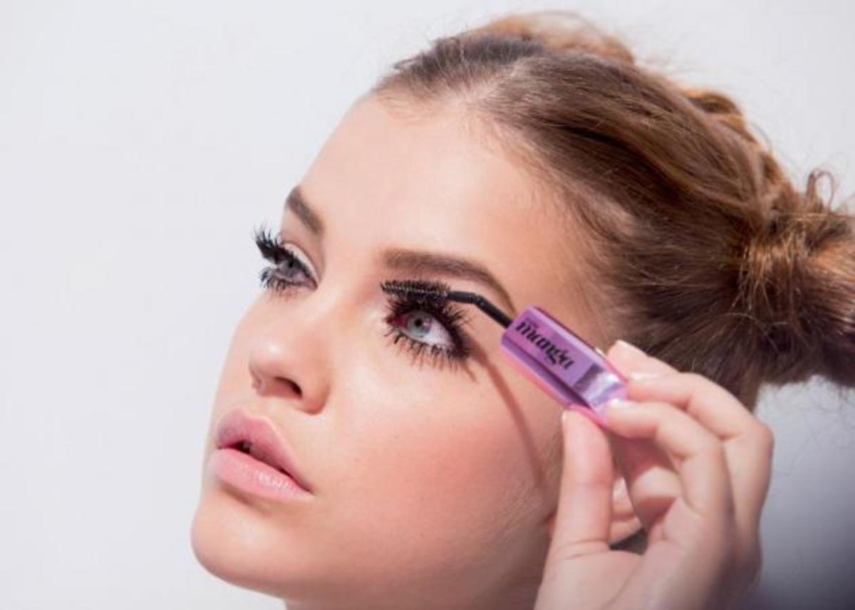 Ποια Ελληνίδα τραγουδίστρια είναι το νέο πρόσωπο της… επίσης νέας μάσκαρα;