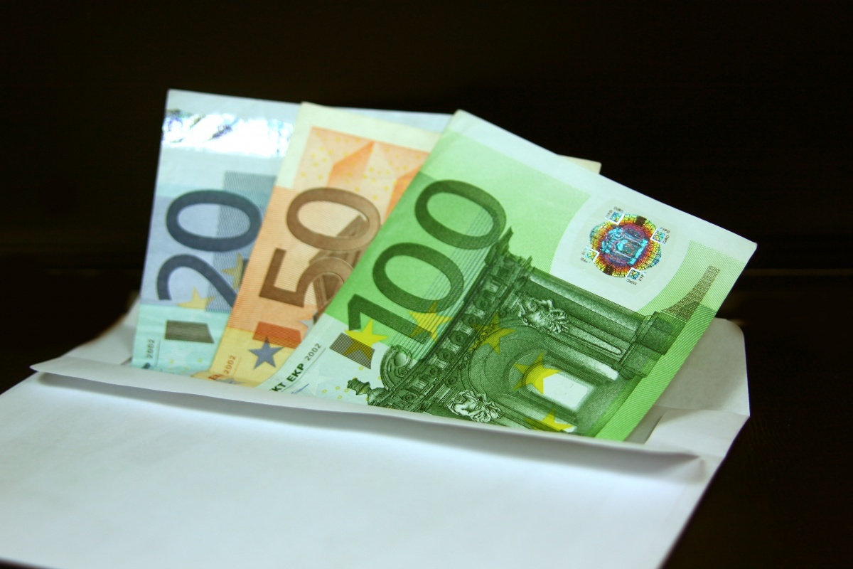 Κατασχέσεις μισθών για χρέη στην εφορία από 1.000 ευρώ από τον Μάρτιο