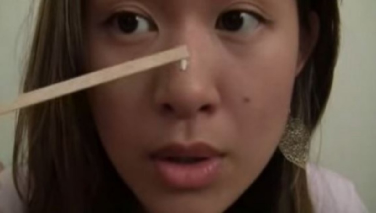 Δεν φαντάζεστε τι βάζει στην μύτη της για να βγάλει τα μαύρα στίγματα… (ΒΙΝΤΕΟ)