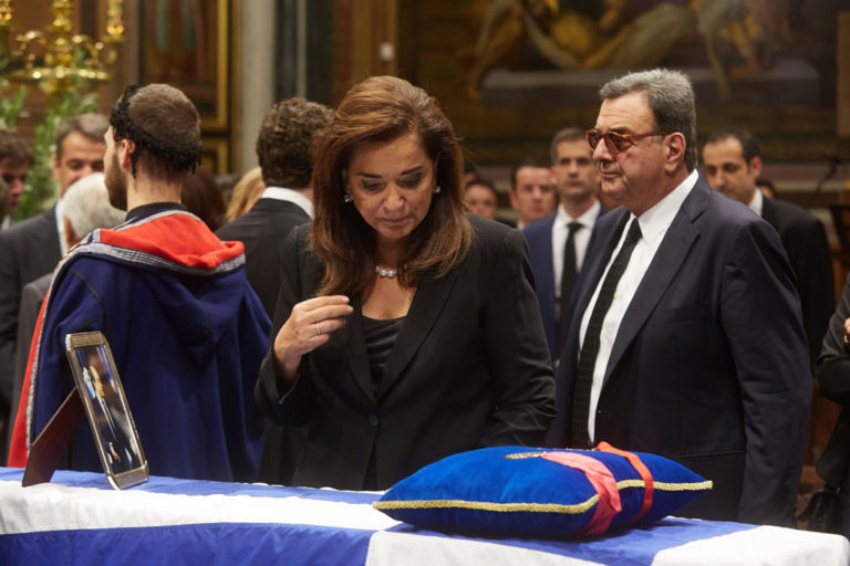 Κηδεία Μητσοτάκη: Το βλέμμα της Ντόρας κι η αγκαλιά του Κυριάκου [pics]