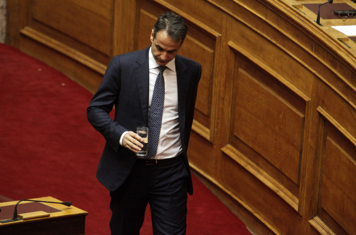 Ο Κυριάκος Μητσοτάκης έφερε και νερό στη Βουλή – ΦΩΤΟ