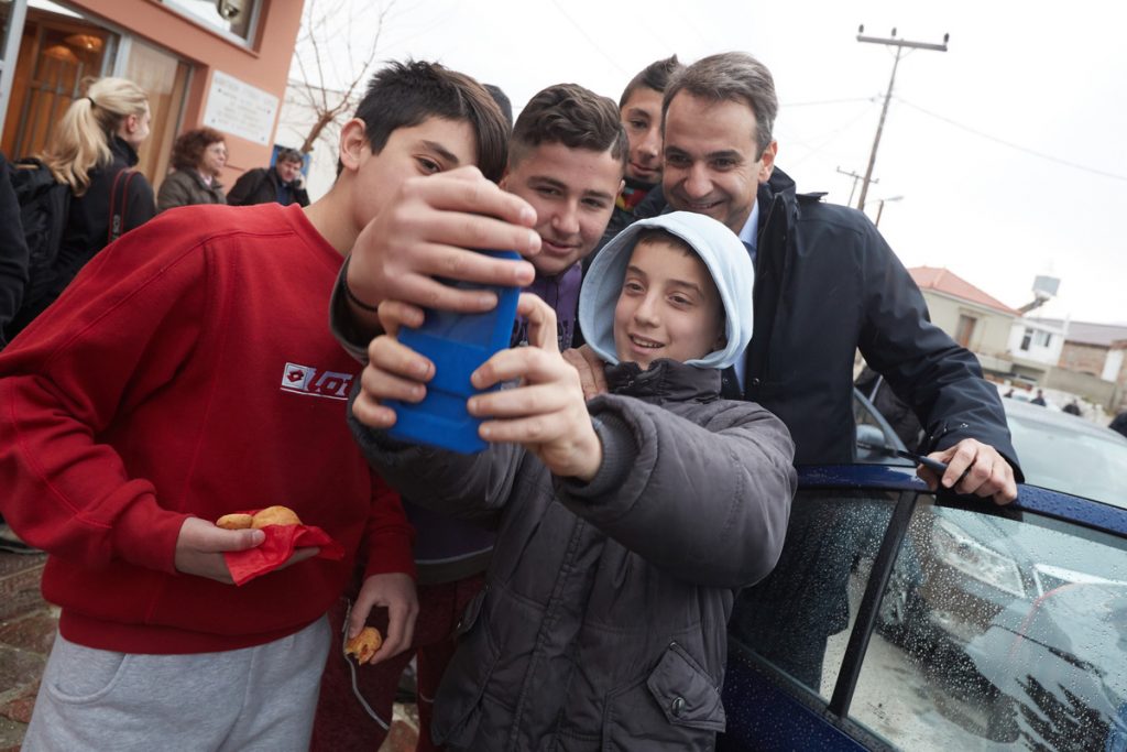 Η selfie του Κυριάκου Μητσοτάκη στη Μόρια – Επίθεση στην κυβέρνηση, μήνυμα στην Τουρκία [pics]