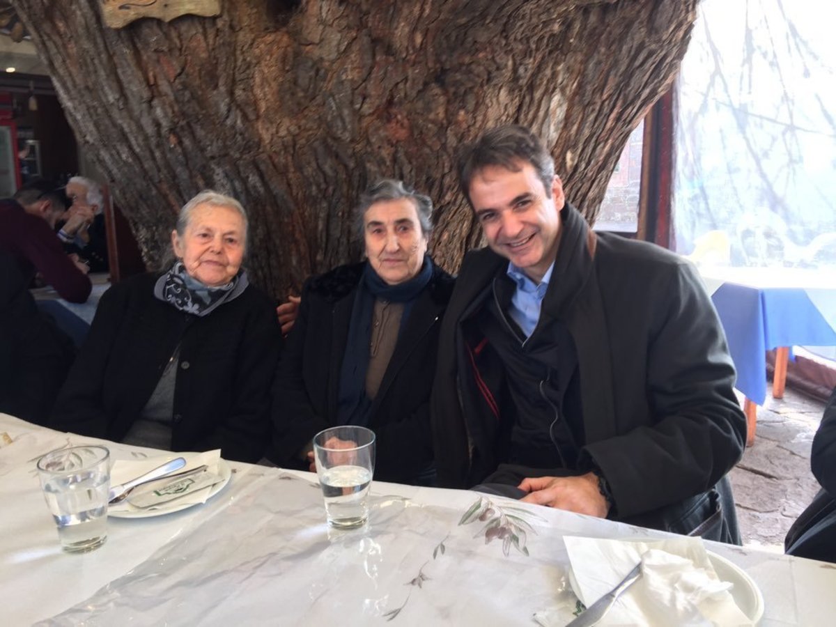 Ο Κυριάκος Μητσοτάκης πόζαρε με τις γιαγιάδες της Λέσβου – “Τα hot spots δε φτάνουν”