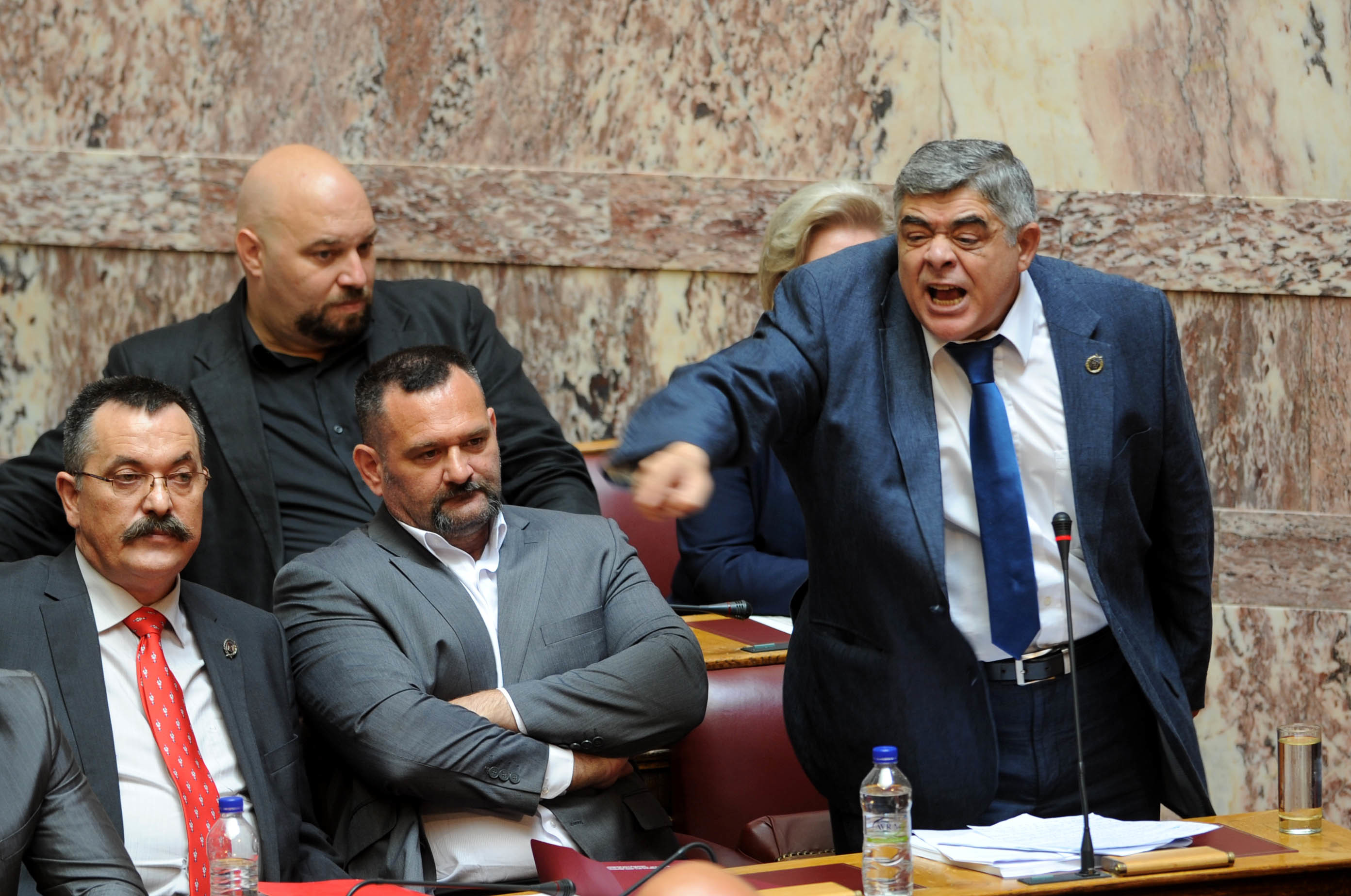 Παραλήρημα Μιχαλολιάκου στην Ολομέλεια της Βουλής: Ντροπή σας ψευτοδημοκράτες – Είμαι αμετανόητος εθνικιστής και χρυσαυγίτης