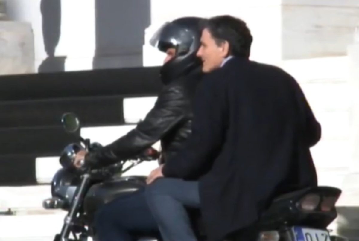 Καβάλησε τη μηχανή του Βαρουφάκη ο Τσακαλώτος αλλά χωρίς κράνος – ΒΙΝΤΕΟ