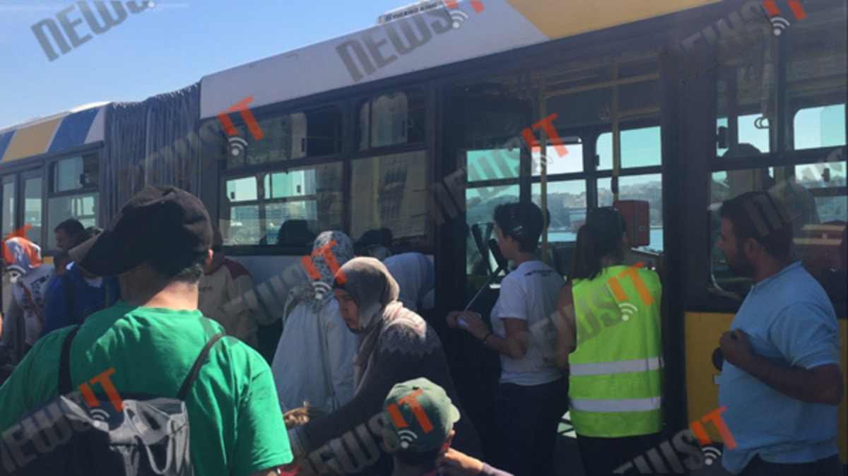 Πειραιάς: “Αλληλέγγυοι” με δικές τους λίστες προσπαθούν να βάλουν πρόσφυγες στα λεωφορεία – ΒΙΝΤΕΟ
