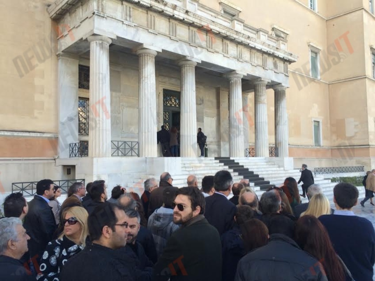 ΦΩΤΟ newsIT - Δεκάδες πολίτες έξω από την Βουλή για να είναι στον παλμό των εξελίξεων