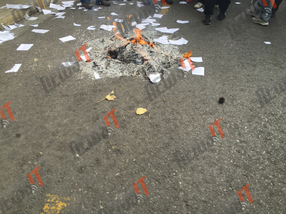 Έκαψαν το Μνημόνιο έξω από τα γραφεία του ΣΥΡΙΖΑ – ΦΩΤΟ – ΒΙΝΤΕΟ