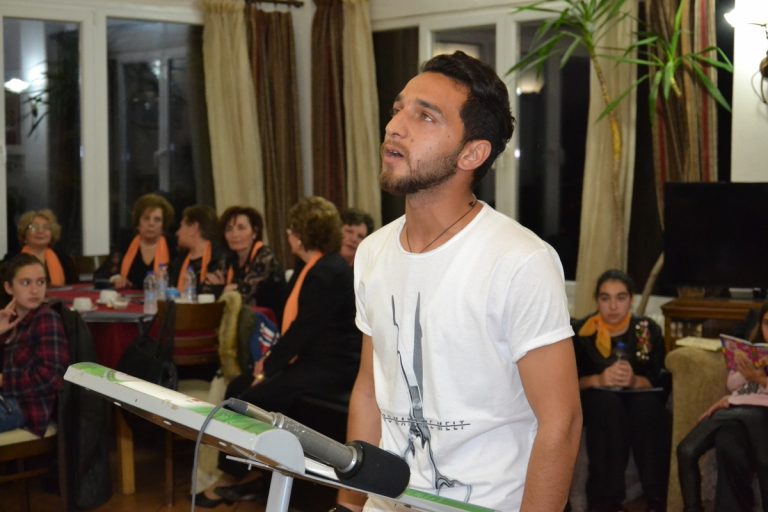 Ο νεαρός πρόσφυγας που συγκίνησε στη γιορτή ποίησης της Λέσβου [pic]