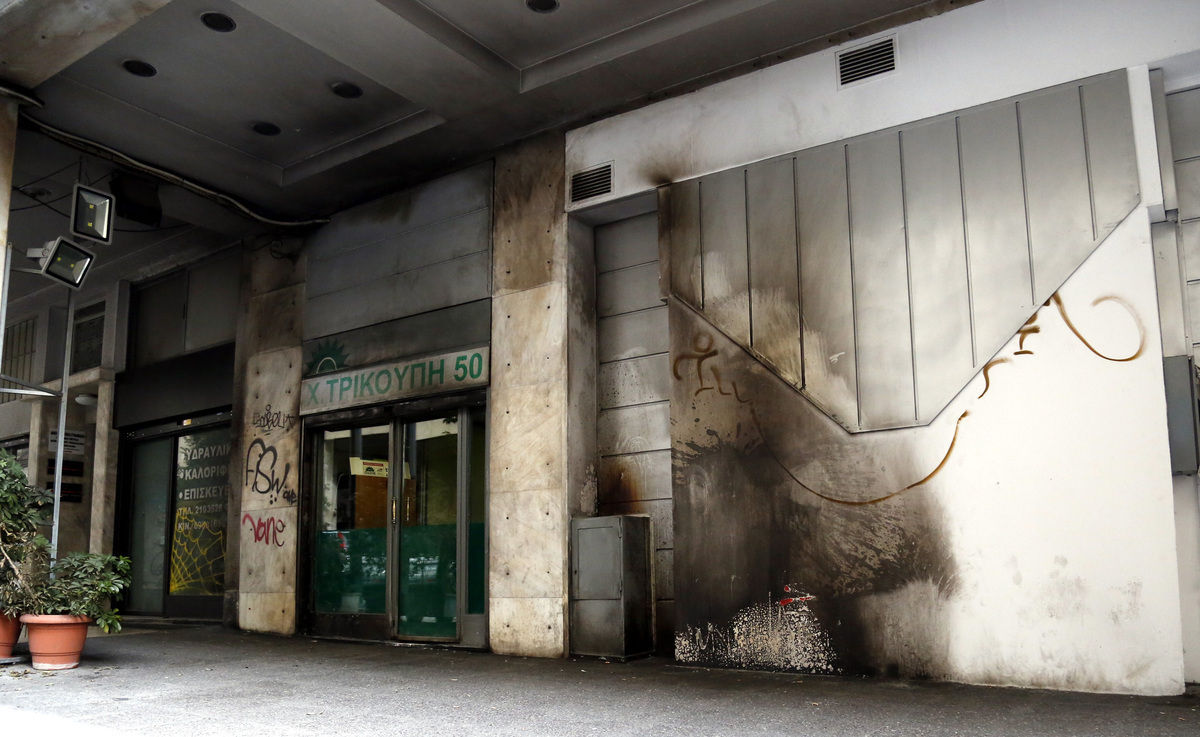 Βόμβες μολότοφ στα γραφεία του ΠΑΣΟΚ – Παραλίγο να κάψουν ζωντανό τον βουλευτή Γ. Αρβανιτίδη – Οργή από την Φώφη Γεννηματά