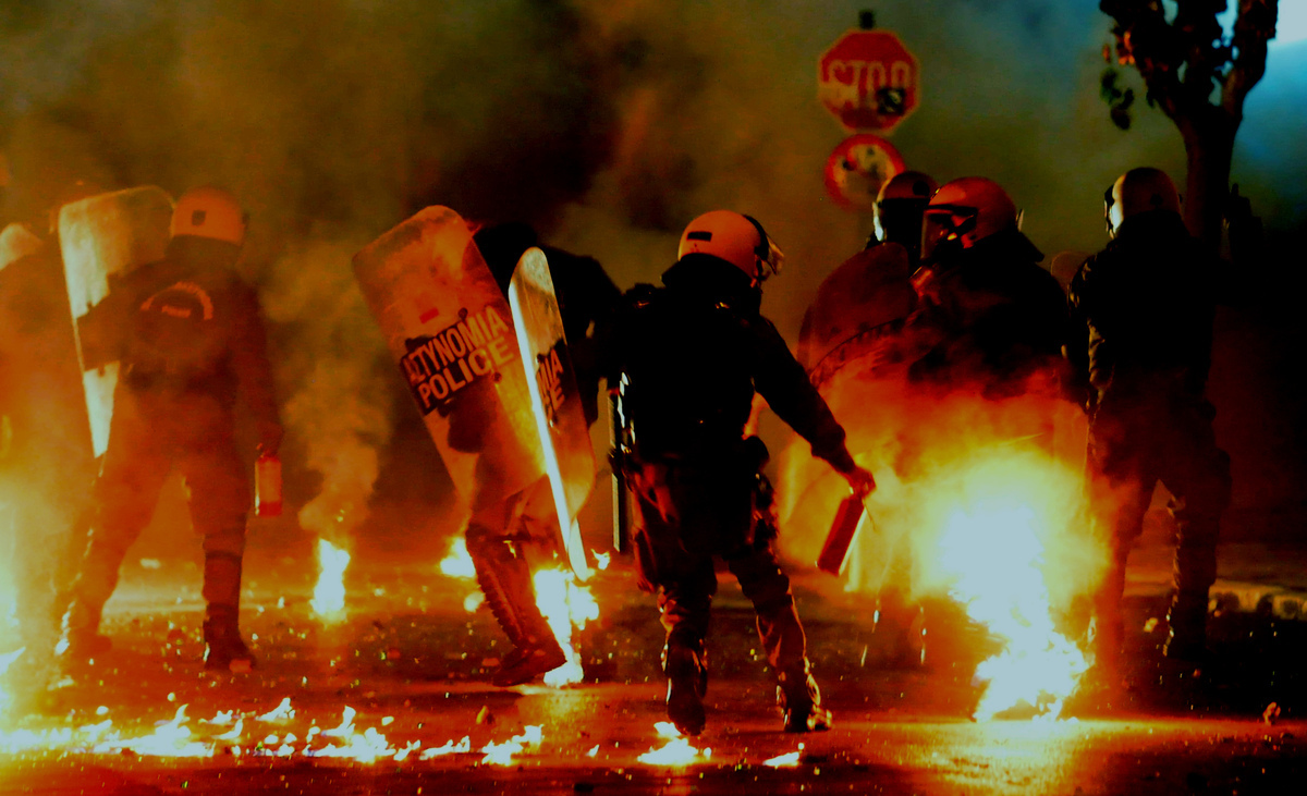 Της… μολότοφ πάλι τη νύχτα στα Εξάρχεια!