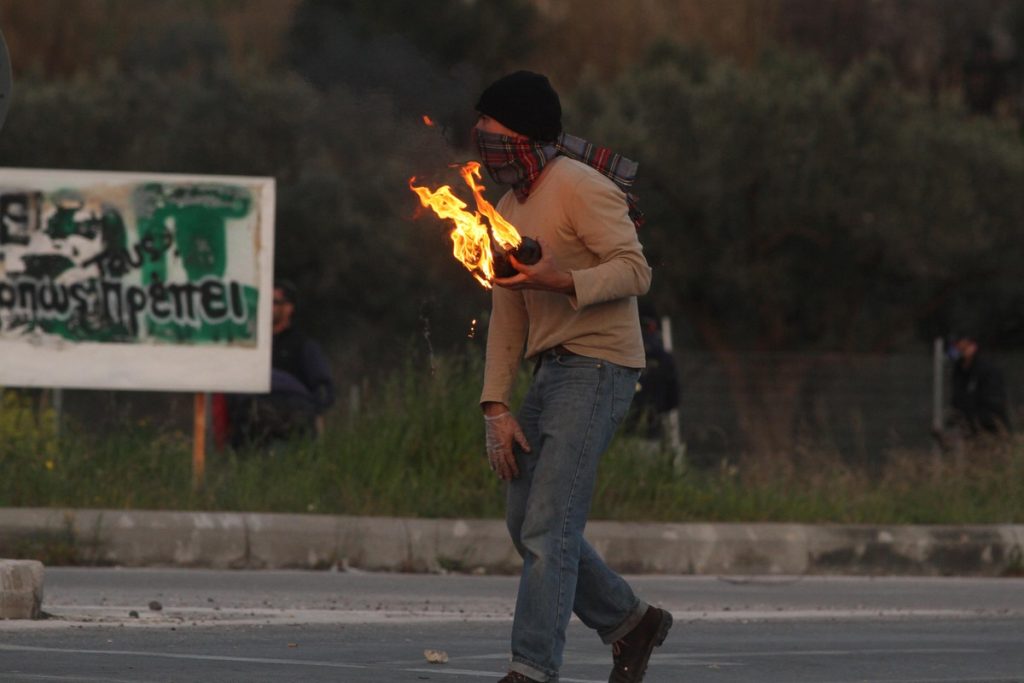 Επίθεση κουκουλοφόρων με βόμβες μολότοφ σε αστυνομικό τμήμα