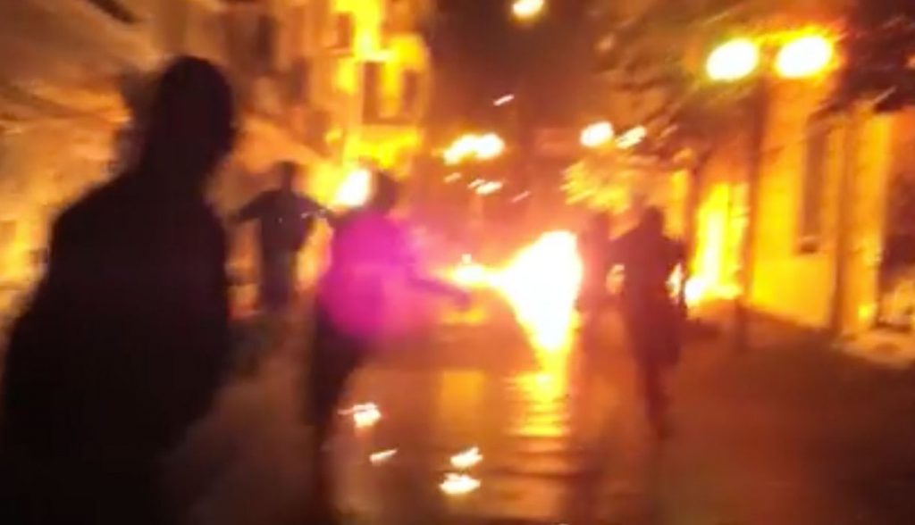 Η στιγμή της επίθεσης με μολότοφ στα γραφεία του ΠΑΣΟΚ (VIDEO)