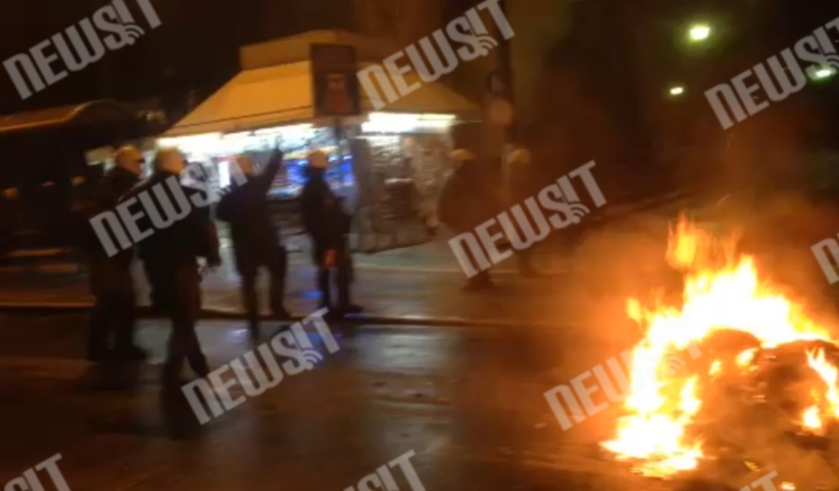 Ρίχνουν μολότοφ στο Πολυτεχνείο