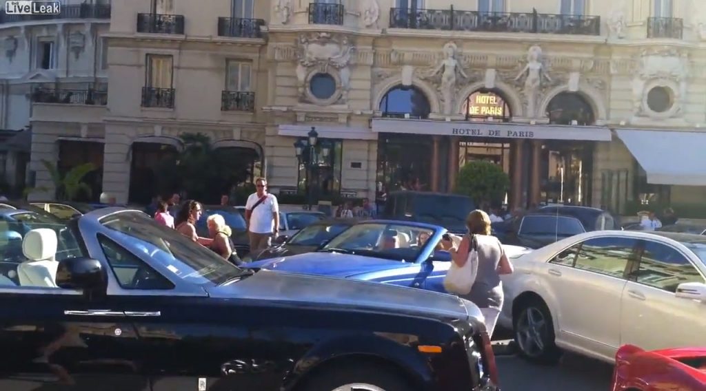 Αγάπη μου τράκαρα τη Bentley μας με μια Ferrari,μια Porsche,μια Aston Martin και μια Mercedes!