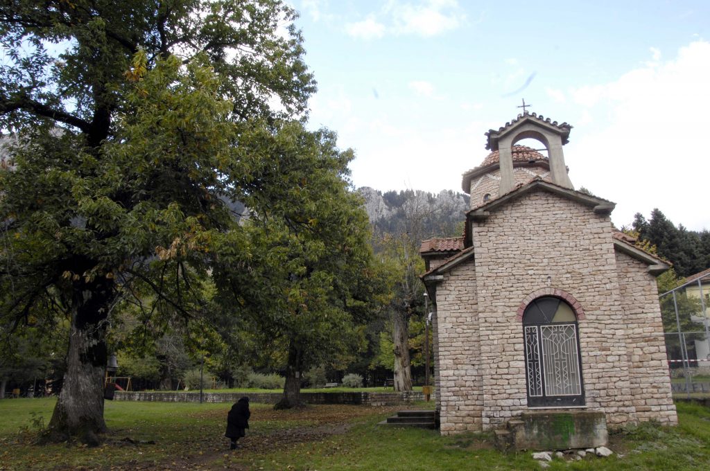 Λασίθι: Πάλευαν όλη νύχτα με τις φλόγες για να σώσουν το μοναστήρι