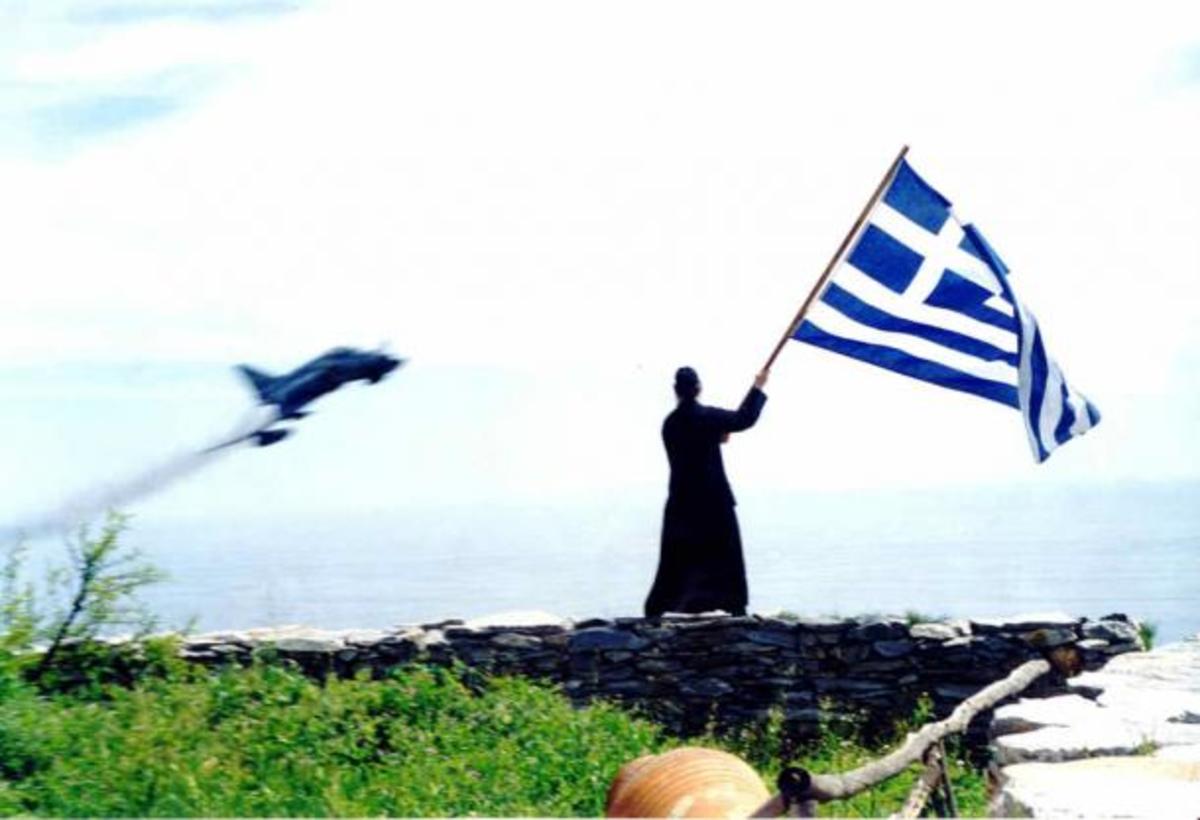 Ο μοναχός που με τη σημαία του ευλογεί τους Ικάρους