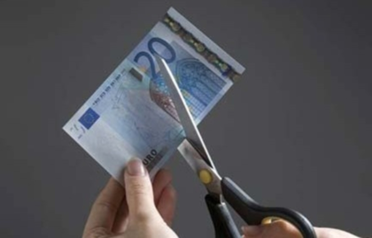 Κατά 2 δισ. ευρώ μειώθηκε το εισόδημα των νοικοκυριών