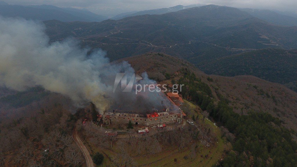 Η φλεγόμενη Μονή της Βαρνάκοβας από ψηλά [pics, vid]