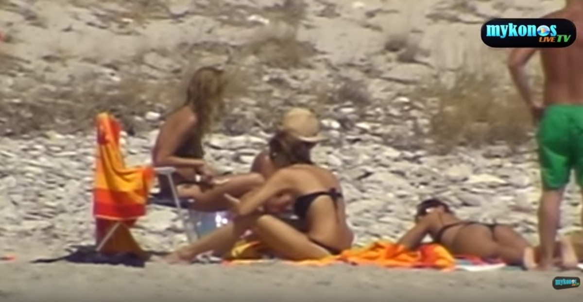 Δείτε την sexy Μόνικα Μπελούτσι με μπικίνι στην Μύκονο, παρέα με Κωστόπουλο και Μπαλατσινού!