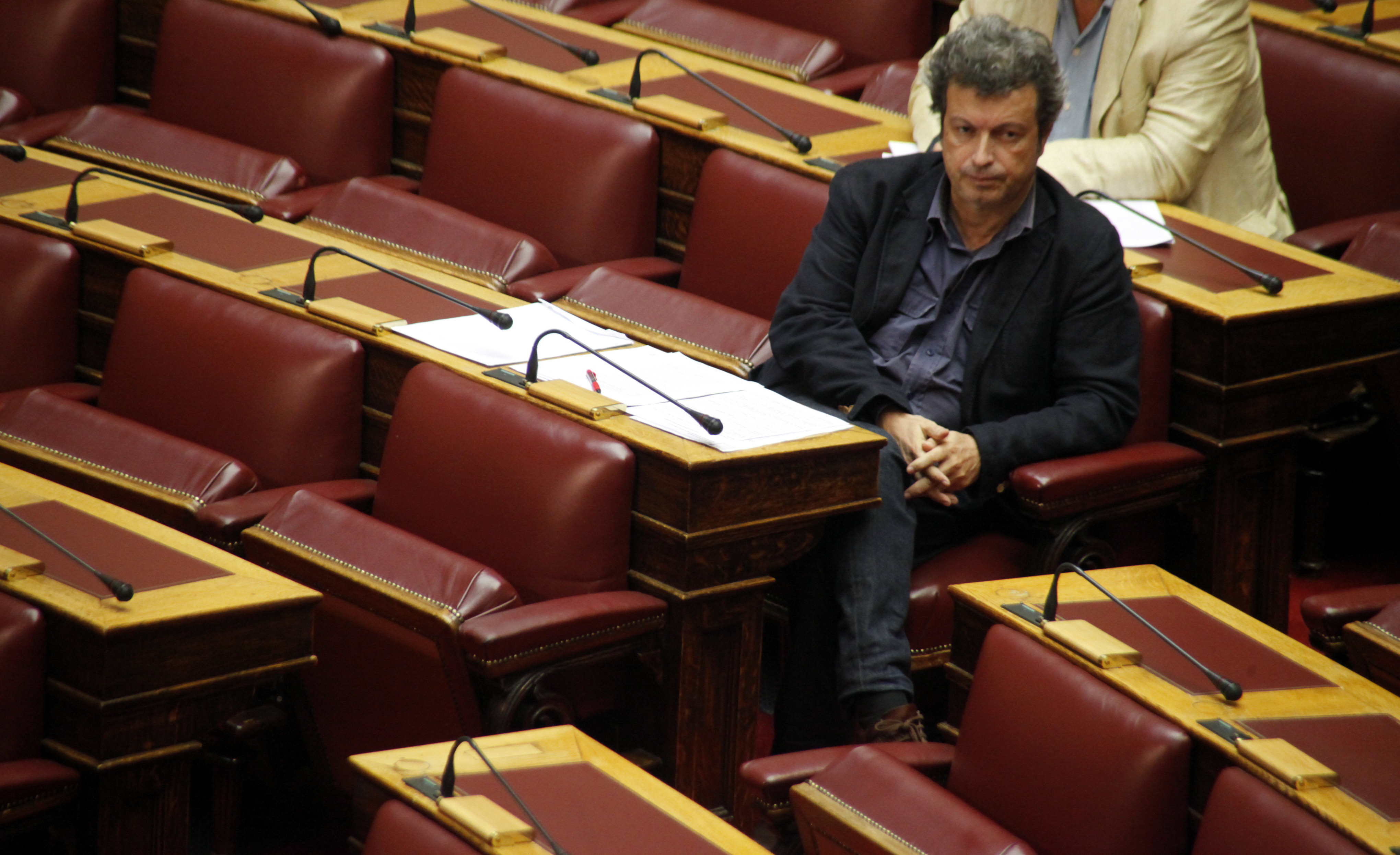 Νευριασμένος μετά τα εσωκομματικά πυρά ο Τατσόπουλος “παραδίδει” την παραίτησή του αλλά όχι την έδρα – Ο Τσίπρας τον κάλεσε για εξηγήσεις