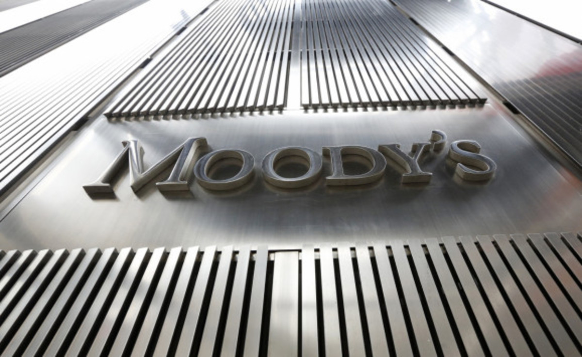 Moody’s: Στο 1,5% η ανάπτυξη – Προβλέπει μείωση προβληματικών δανείων