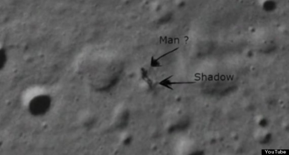 Τι είναι αυτή η φιγούρα που περπατά στο φεγγάρι; – Video που σαρώνει στο internet