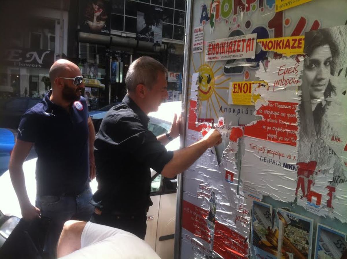 Ο Μώραλης καθάρισε το Πασαλιμάνι από τις αφίσες, μαζί με εθελοντές – Δείτε Φωτό