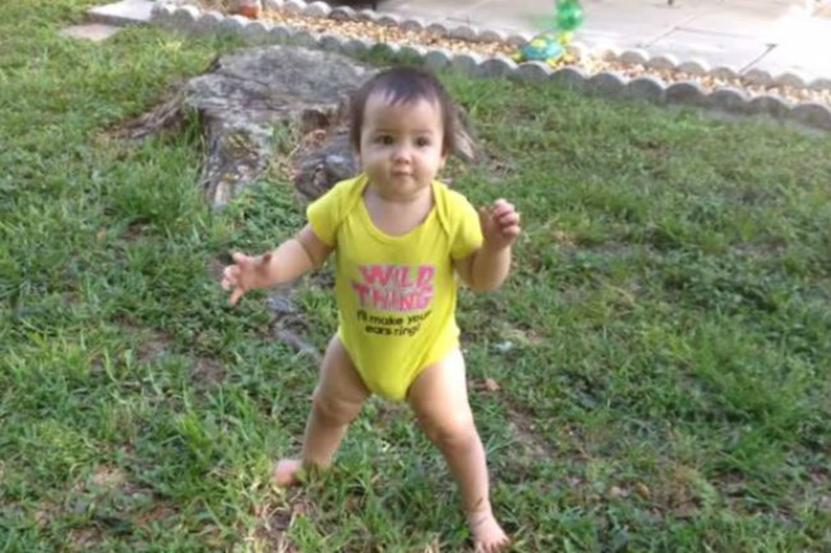 Συγκινητικό: Μπαμπάς κατάφερε να τραβήξει σε βίντεο τα πρώτα βήματα της κόρης του!
