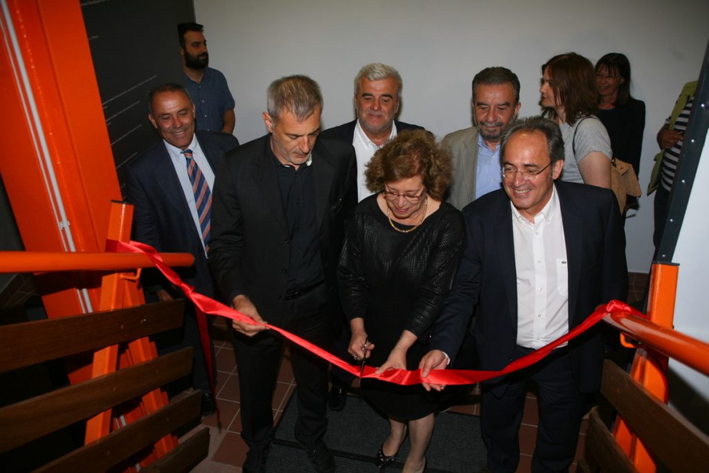 Ο Γιάννης Μώραλης εγκαινίασε την έκθεση “Στην επιφάνεια” στο νέο εκθεσιακό χώρο του Πειραιά “Ξυλαποθήκη”