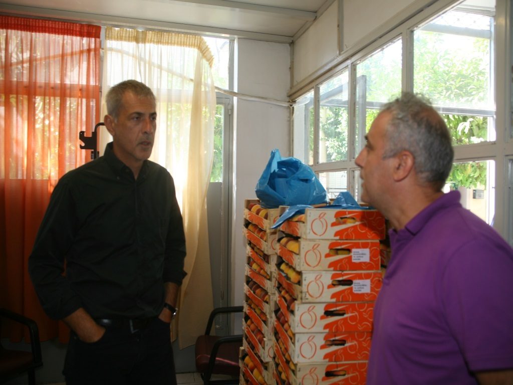 Παρών ο Γιάννης Μώραλης στη διανομή ροδάκινων από το δήμο Πειραιά