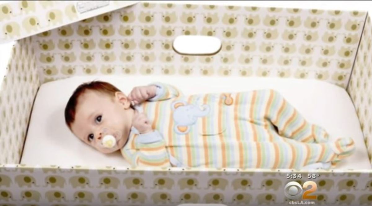 Στη Φινλανδία τα νεογέννητα μωρά κοιμούνται σε κουτί για έναν υπέροχο λόγο! [vid]