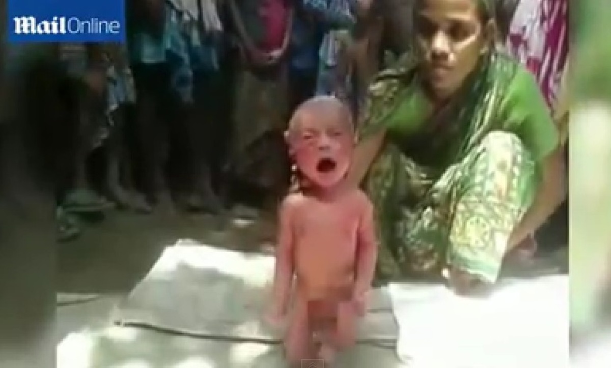 Θλιβερό βίντεο! Ινδή “μάγισσα” βασανίζει άρρωστο μωρό!
