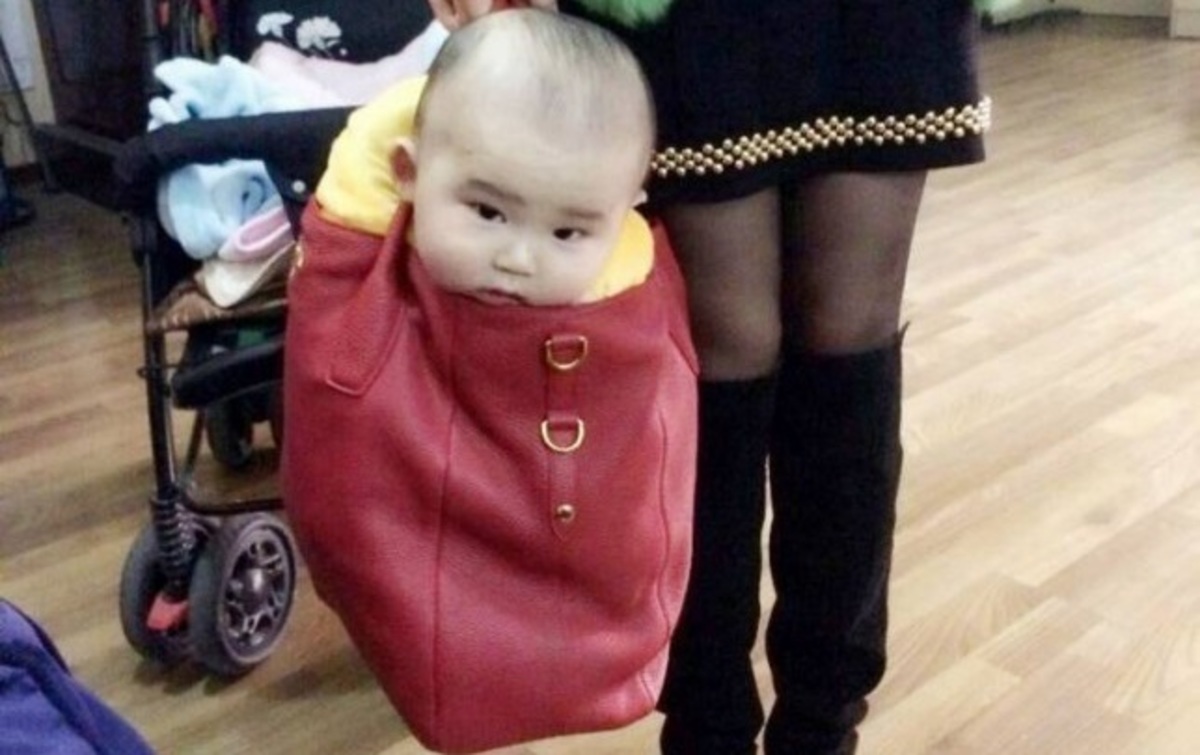 Αίσχος! Κυκλοφορεί με το μωρό της μέσα στην τσάντα! (ΦΩΤΟ)