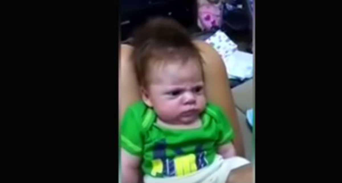 Ξεκαρδιστικό βίντεο: Αυτό το μωρό αρνείται να χαμογελάσει, είναι μουτρωμένο, αλλά θα το λατρέψετε!