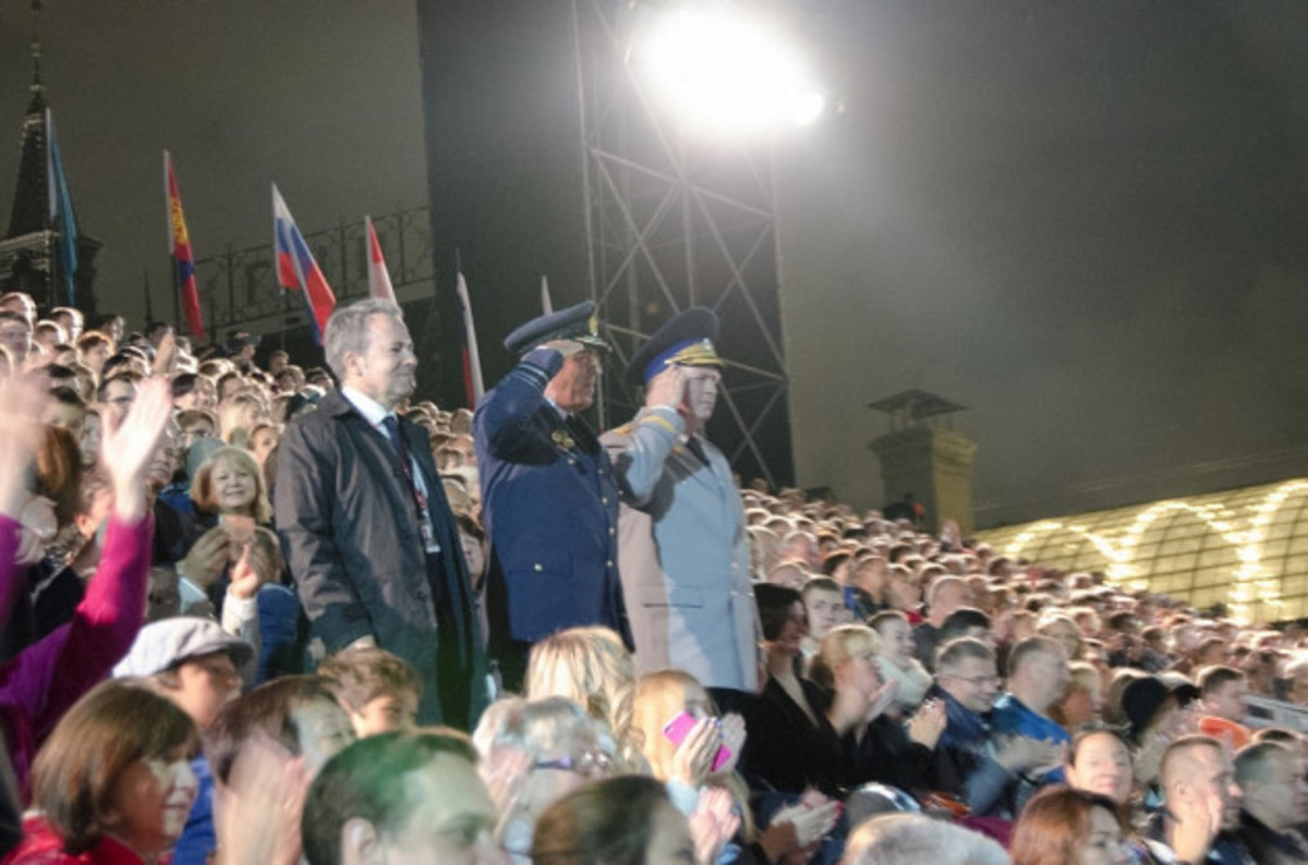 Ρώσος στρατηγός υποκλίθηκε στο συρτάκι της Πολεμικής Αεροπορίας στην Κόκκινη Πλατεία!