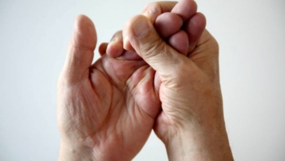 Μουδιάζουν τα χέρια σας; Προσοχή – Δείτε τι σημαίνει το σύμπτωμα