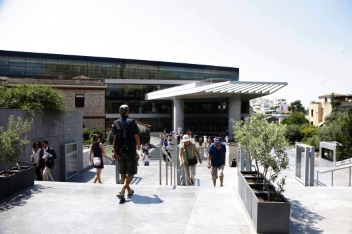 Καταγγελίες για επαναπροσλήψεις… κομματικής πελατείας