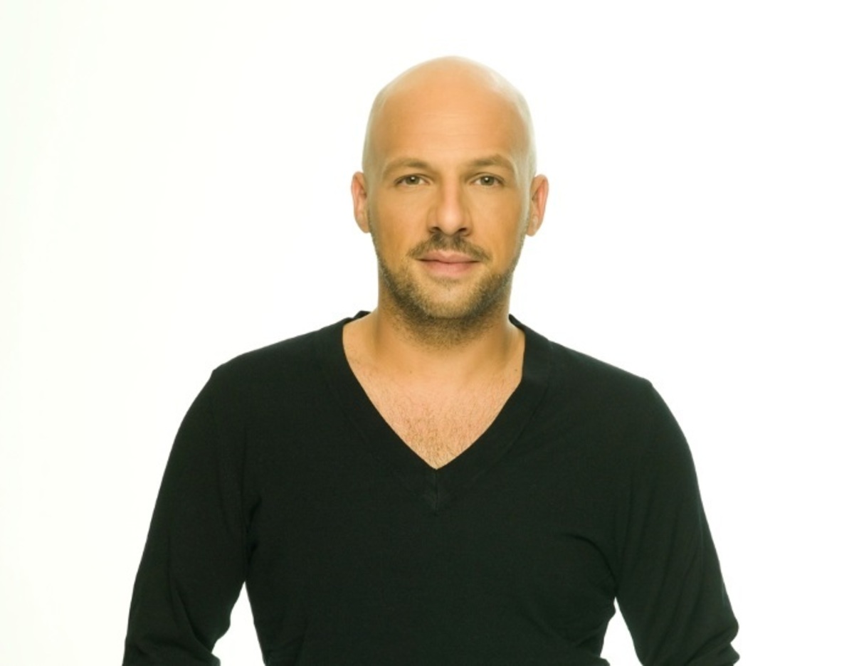 Ο Νίκος Μουτσινάς επιστρέφει στον ΑΝΤ1 και πέφτει στην αγκαλιά της Μαρίας Μπεκατώρου! [pic]