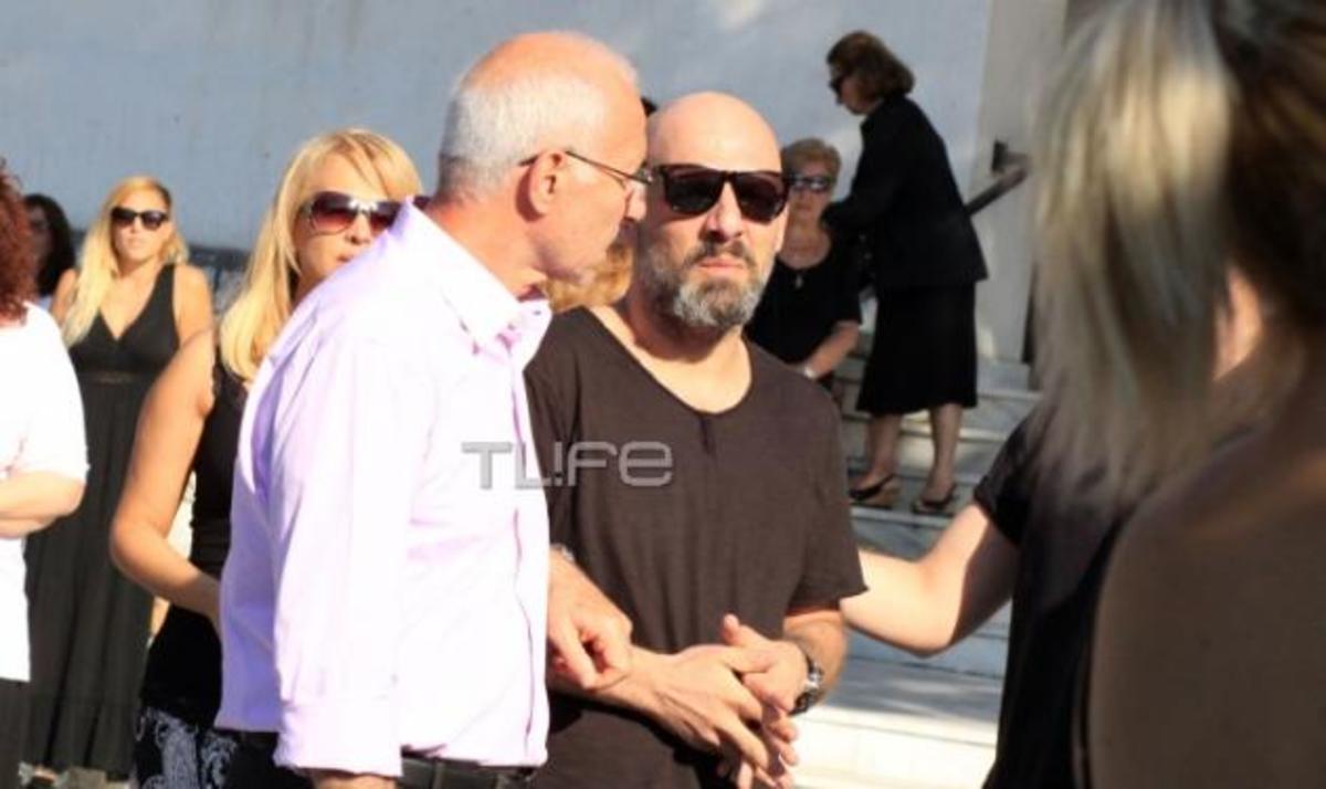 “Λύγισε” ο Νίκος Μουτσινάς στην κηδεία της μητέρας του