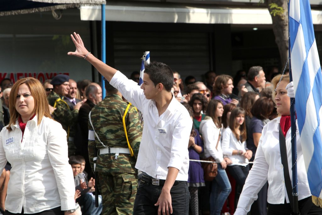 Πρωτοφανείς παρελάσεις σε ολόκληρη τη χώρα: Αυγά, ξύλο και απρόοπτα!