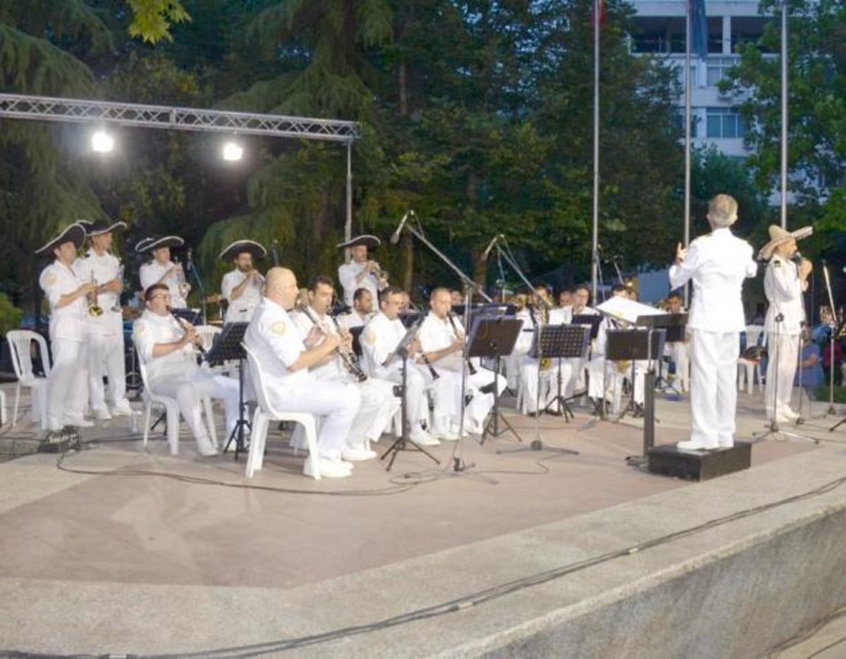Συγκίνησε η μπάντα του Ναυτικού – Αφιέρωσε τραγούδι στους αδικοχαμένους στρατιωτικούς του μοιραίου Χιούι [pics,vid]
