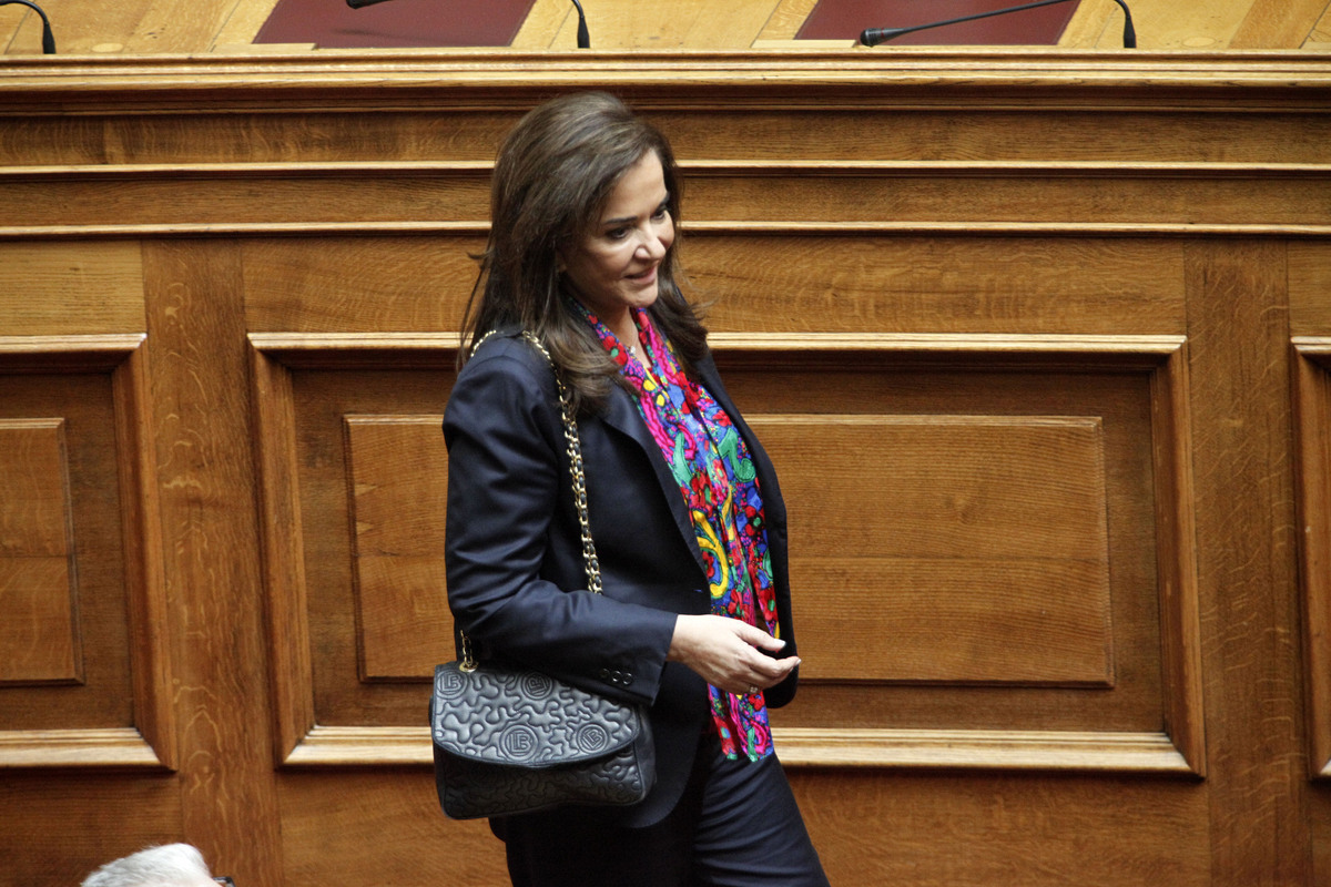 Αποχώρησε από τη Βουλή η Ντόρα Μπακογιάννη λόγω αδιαθεσίας