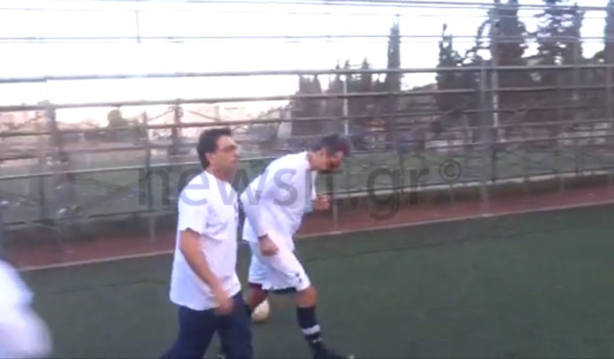 Κυριάκος Μητσοτάκης παίζει ποδόσφαιρο