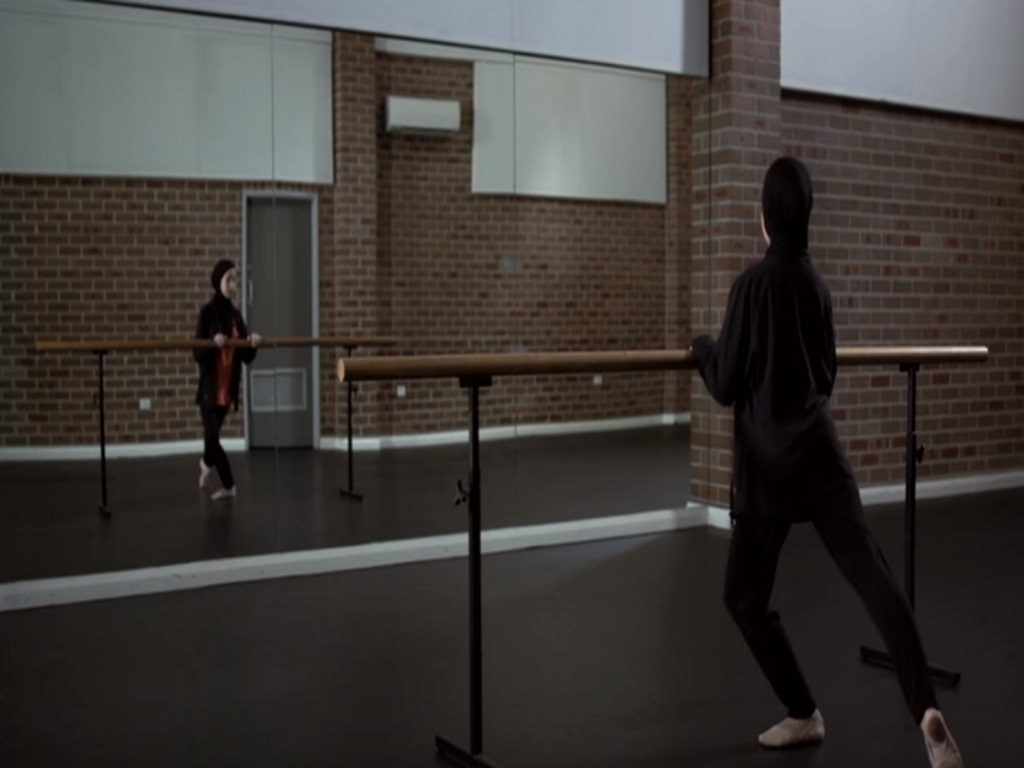 Αυτή είναι η πρώτη επαγγελματίας μπαλαρίνα στον κόσμο με χιτζάμπ [vid]