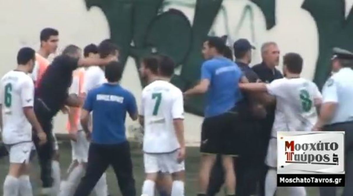 Του έριξε μπουνιά – Άνανδρο χτύπημα σε αγώνα ποδοσφαίρου (VIDEO)