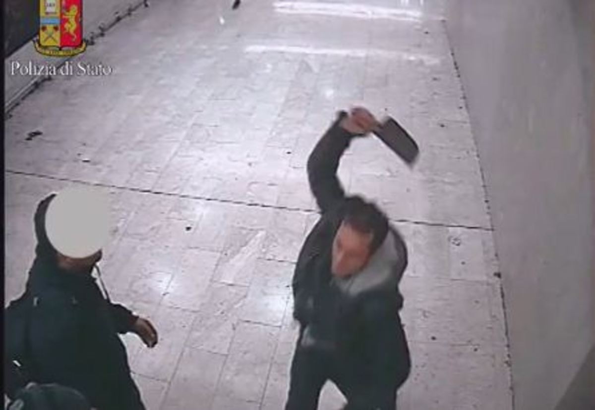 Του επιτέθηκε με μπαλτά σε σιδηροδρομικό σταθμό! – Σοκαριστικό βίντεο