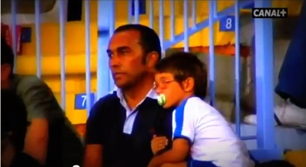 Ένα πολύ γλυκό βίντεο! Μπαμπάς και γιός για πρώτη φορά πάνε σε γήπεδο στην Ισπανία…!