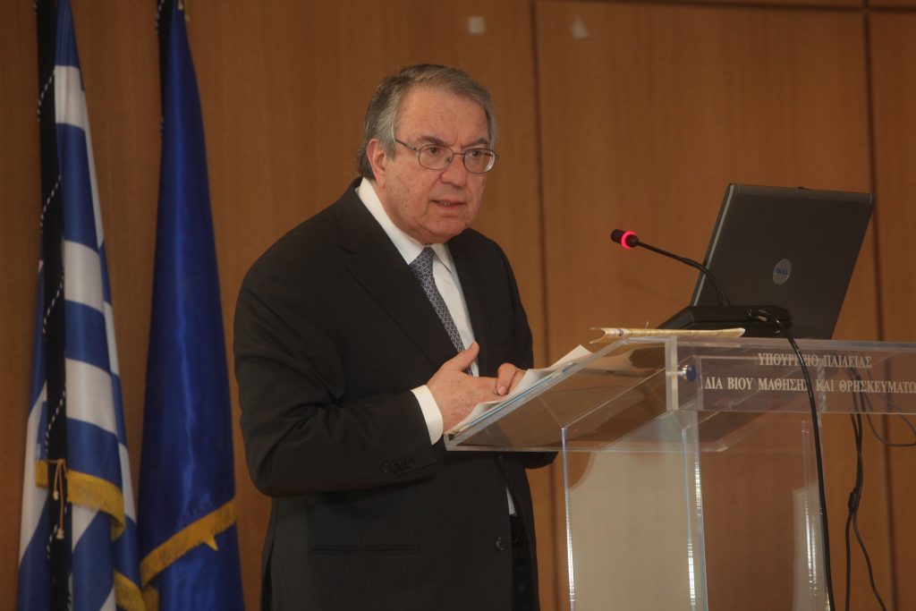 Οι ιδιωτικοί εκπαιδευτικοί μήνυσαν τον Μπαμπινιώτη για παράβαση καθήκοντος