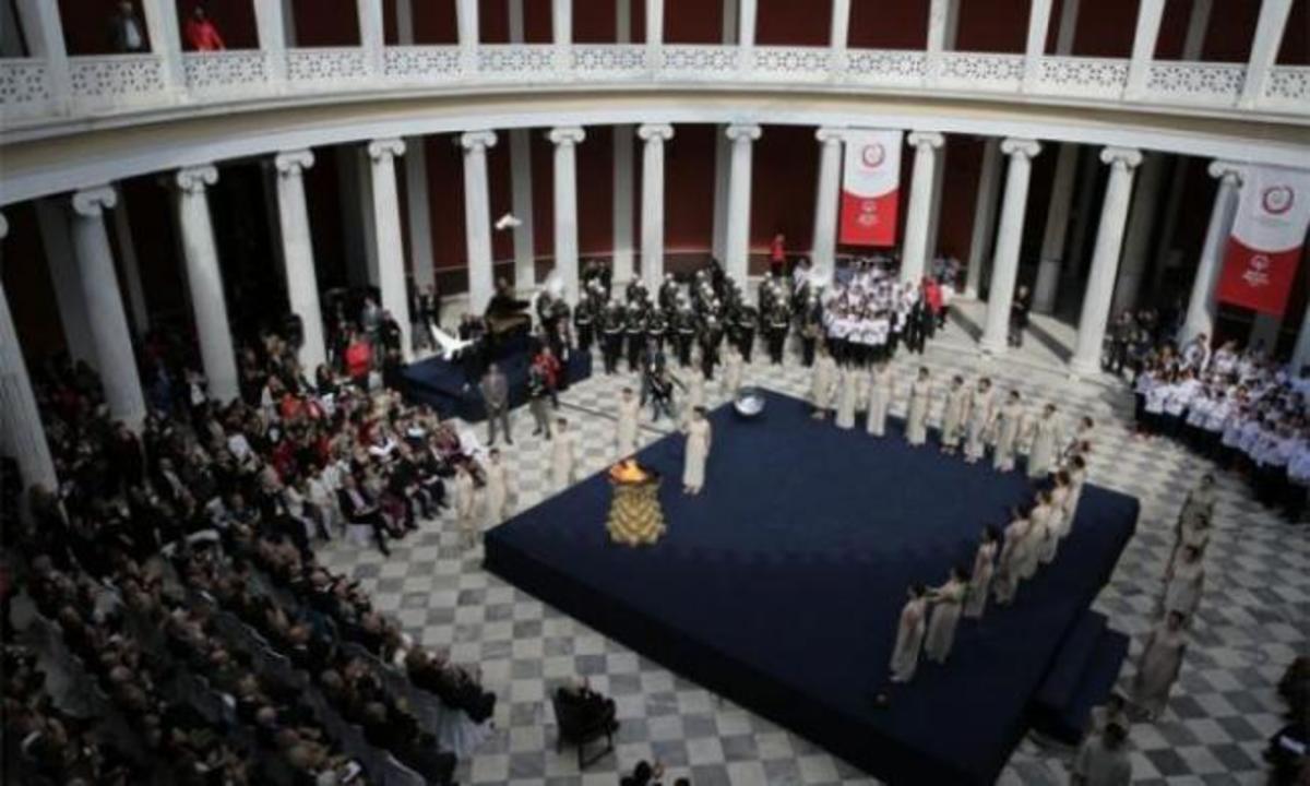 Η Μπάντα του Πολεμικού Ναυτικού στην Αφή της Φλόγας των Παγκόσμιων Χειμερινών Αγώνων! [pics]